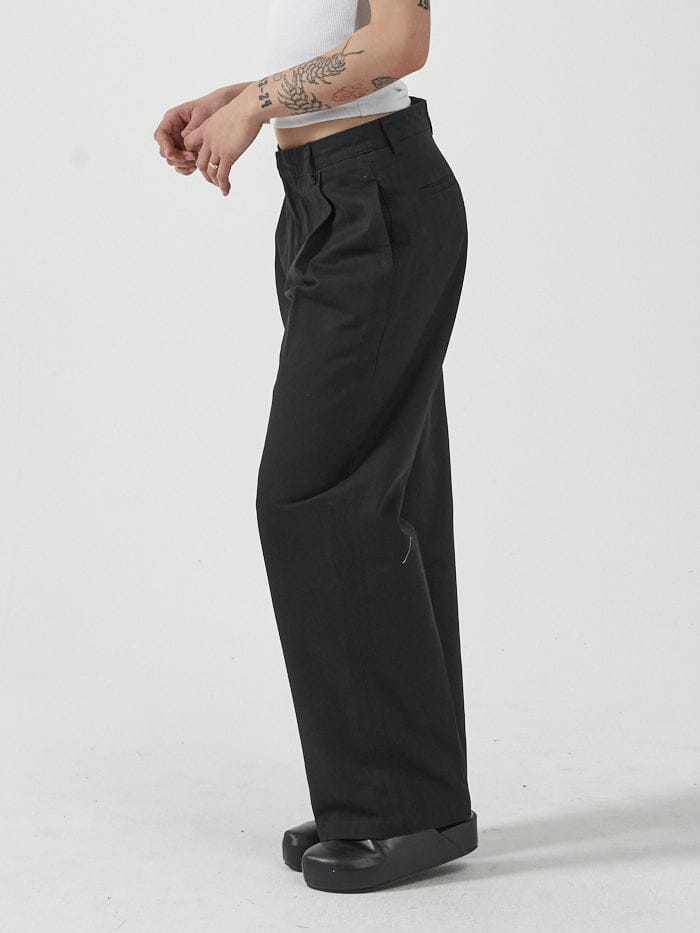 Ivy Mid Rise Pleated Pant - Black
