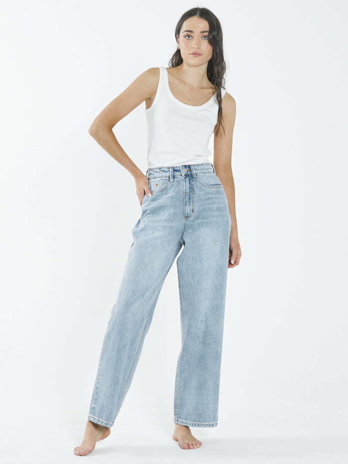 Weekend wears 〰️ the Billie Low Baggie Jean with our Sydney Plunge Tank 🙏